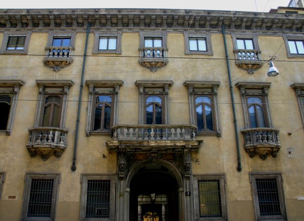 Palazzo Acerbi: facciata della casa del diavolo