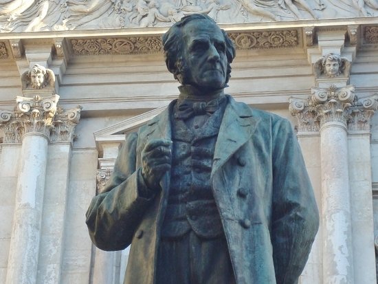 Statua Manzoni- dettaglio