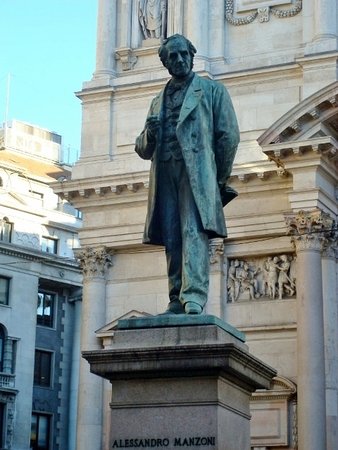 Statua Manzoni in piazza San Fedele