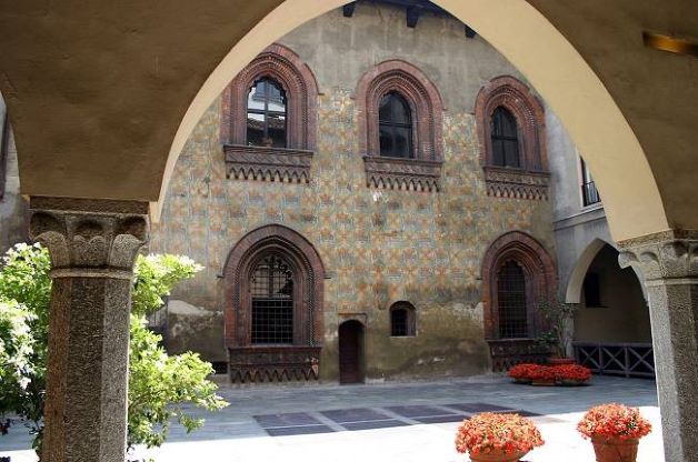 Palazzo Borromeo - cortile, scorcio