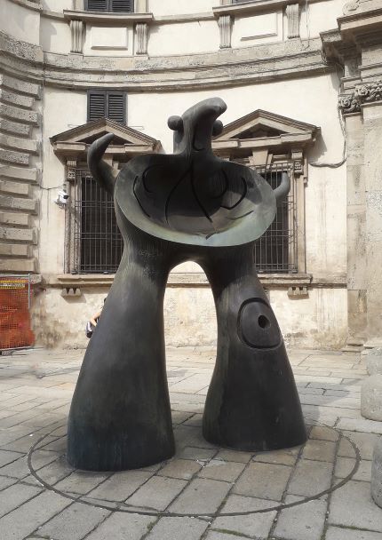 Palazzo del Senato - la statua di Mirò